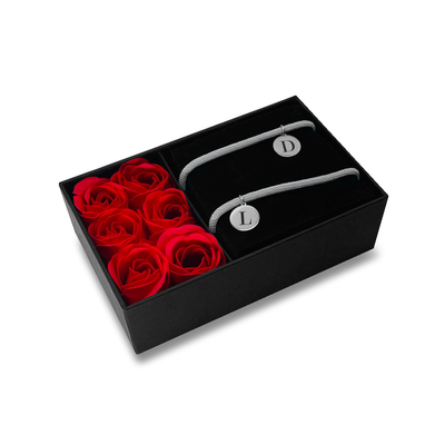 Schwarze Geschenkbox mit Rosen